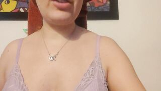 Modelo de plataforma ao vivo se arrumando e desabafando com os amigos. Ensinando etiqueta.