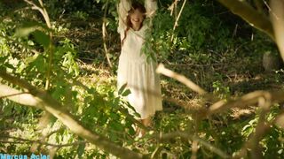Il la regarde dans la foret et ils font l amour contre un arbre. Voyeur et exhibitionniste