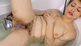 Yulenka Moore masturbates in her tub